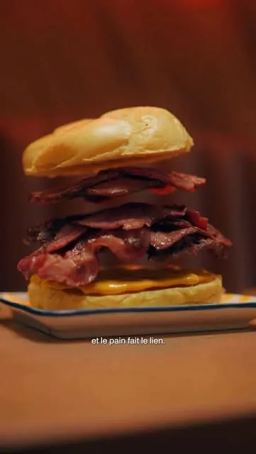 Vidéo de présentation de Nūage Burger : Big Bacon en contre-jour, pain nūage brillant