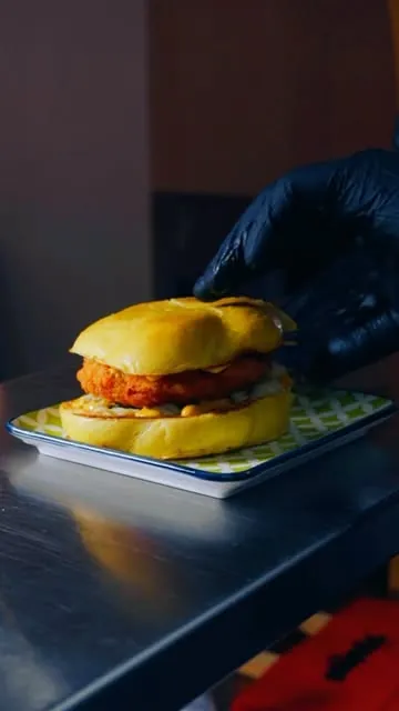Burger poulet crispy posé sur le comptoir