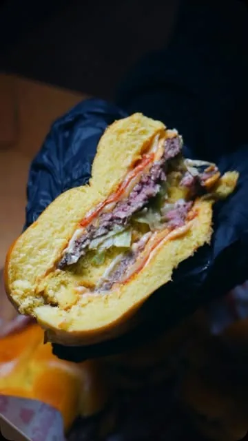 Burger croqué, coupe des steaks smashés