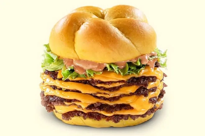 Burger Boeing : 250 g de smash Black Angus, cheddar américain, oignons crispy, sauce BBQ cream