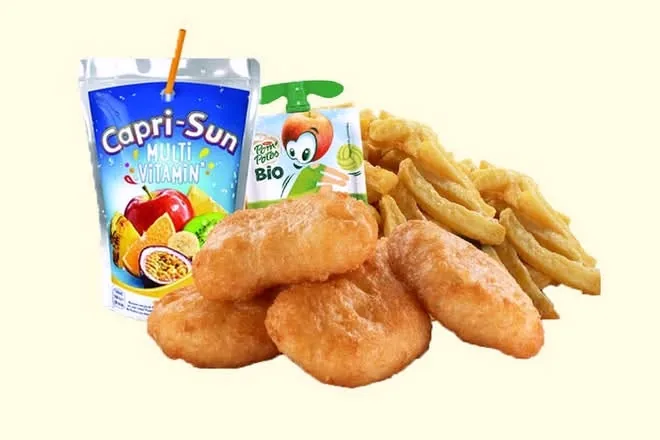 Menu enfant : nuggets, frites, Capri-Sun et compote